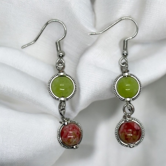 Handcrafted Elegance: Green & Red Natural Stone Earrings - Picture 2 of 4